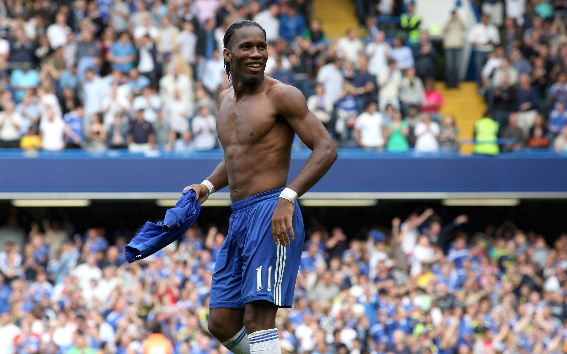 “带孩子逛球场”亲子观赛日 球员赛后签名互动