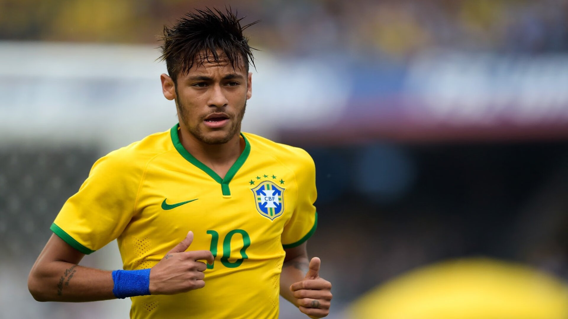 宠物跑步欢乐赛 狗狗与主人一同完赛领取奖牌